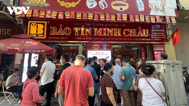 Giá vàng thế giới giảm mạnh, trong nước giảm nhẹ, người dân vẫn ồ ạt đi mua