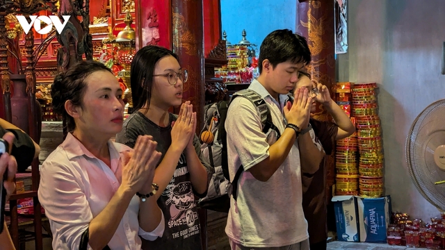 Sỹ tử đổ về Văn Miếu cầu may trước kỳ thi quan trọng