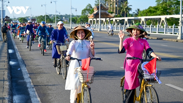 300 tà áo dài tỏa sáng trên phố Huế trong sự kiện đạp xe vì môi trường