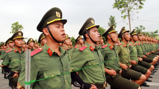 Chiến sĩ công an "đội nắng" luyện diễu binh mừng Quốc khánh 2/9