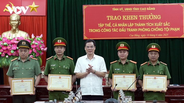 Trao thưởng lực lượng bắt giữ nhóm người nước ngoài vận chuyển vũ khí trái phép