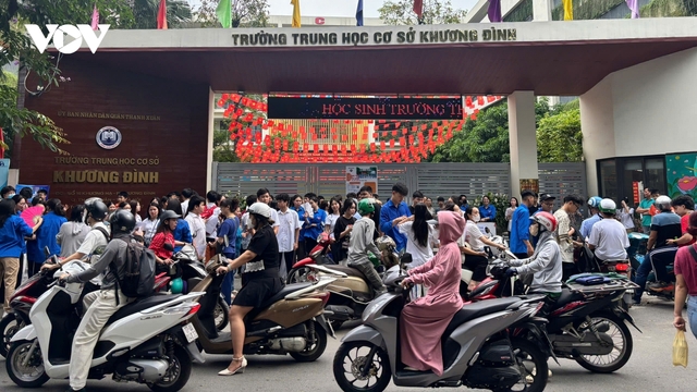 Giao thông điểm thi THCS Khương Đình, Thanh Xuân tắc nghẽn trước giờ làm thủ tục