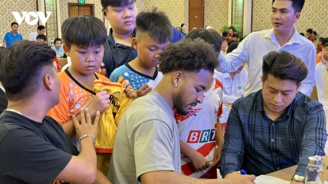 Nguyễn Xuân Son truyền lửa đam mê bóng đá cho trẻ em ở Bà Rịa – Vũng Tàu