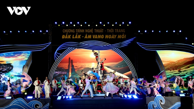 Ấn tượng bản hòa ca rừng và biển tại chương trình “Đắk Lắk - Âm vang ngày mới”