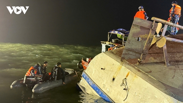 Vụ lật tàu ở Hạ Long: Trục vớt tàu tìm thấy thêm thi thể, 35 người tử vong, 10 người còn sống