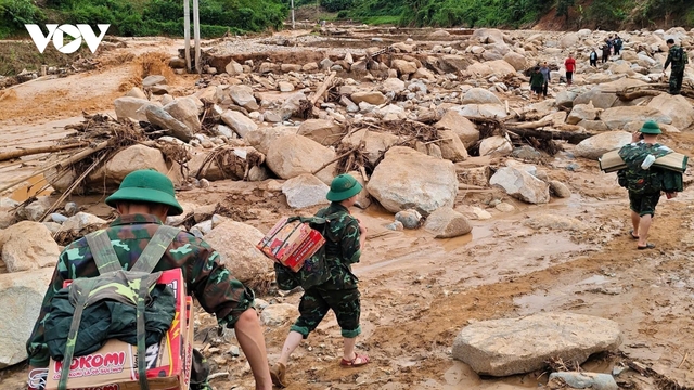 Bộ đội vượt lũ, tiếp tế lương thực và giúp đỡ bà con vùng thiên tai Sơn La