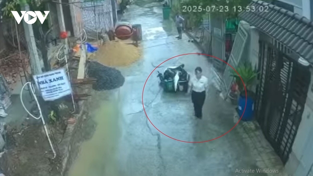 Kiểm điểm nữ cán bộ phường ở TP.HCM vì hành vi xô ngã xe máy của shipper