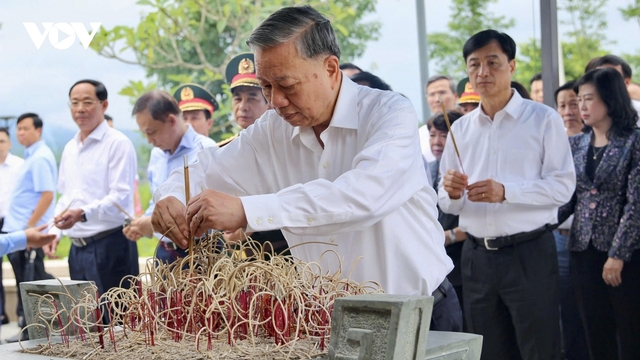 Tổng Bí thư Tô Lâm dâng hương tưởng niệm các Anh hùng, Liệt sĩ tại Điện Biên