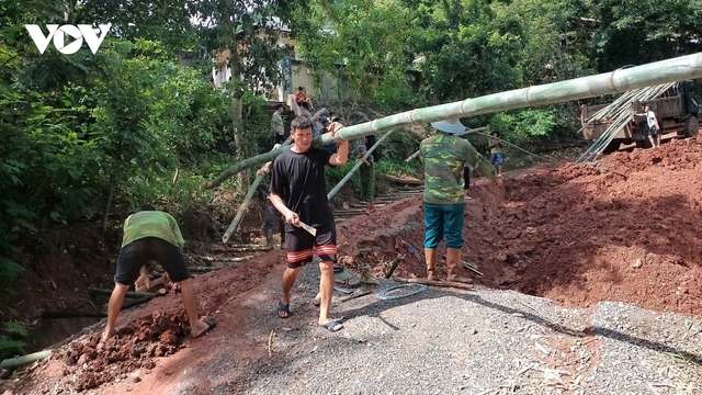 Người dân Mường Sại làm cầu tạm khắc phục sạt lở đường giao thông
