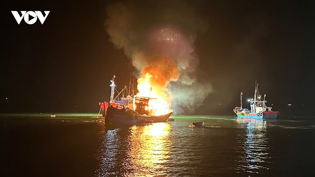 Tàu cá bốc cháy khi đang neo đậu tránh bão tại cửa Sa Kỳ