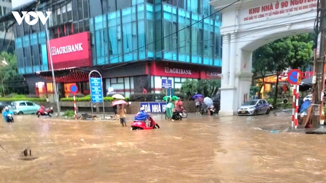 Người Hà Nội bì bõm trong cơn mưa trắng trời