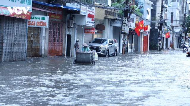Phường Nam Định (Ninh Bình) ngập sâu do mưa lớn từ bão số 5