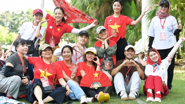 Nghệ sĩ đội nắng gắt tập luyện cho đại lễ diễu binh, diễu hành 2/9