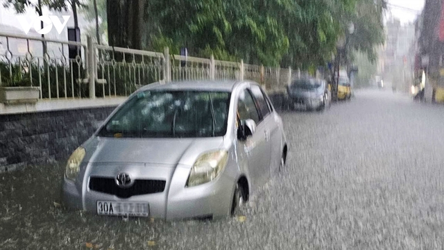 Mưa lớn tiếp tục kéo dài ở Hà Nội trong ngày và đêm nay