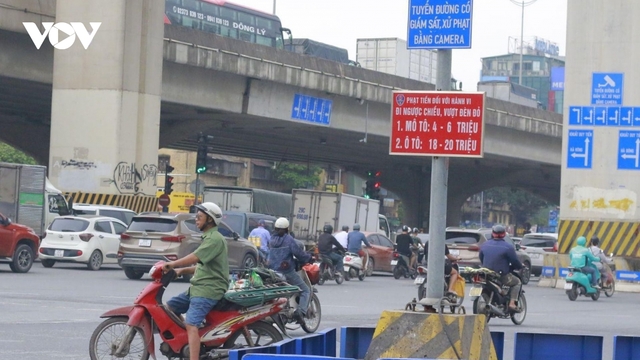 Vượt đèn đỏ, leo vỉa hè: Vi phạm tái diễn bất chấp Nghị định 168