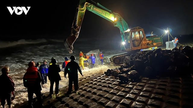 Sạt lở 20m đê biển ở Ninh Bình vì bão số 10, huy động 100 người khẩn trương khắc phục