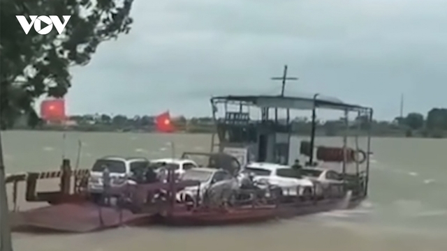 Chủ bến đò ngang ở Ninh Bình cố tình chở khách qua sông khi sóng to gió lớn từ bão số 10