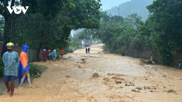 Vỡ đầm tại xã Tiên Lương (Phú Thọ), lãnh đạo xã và hàng chục hộ dân bị cô lập hoàn toàn