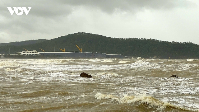 Dự báo vùng biển Nghệ An có sóng biển cao 7m do bão số 10