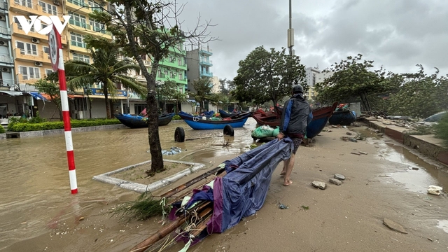 Ngư dân Thanh Hóa hối hả gia cố tàu thuyền trong mưa gió lớn