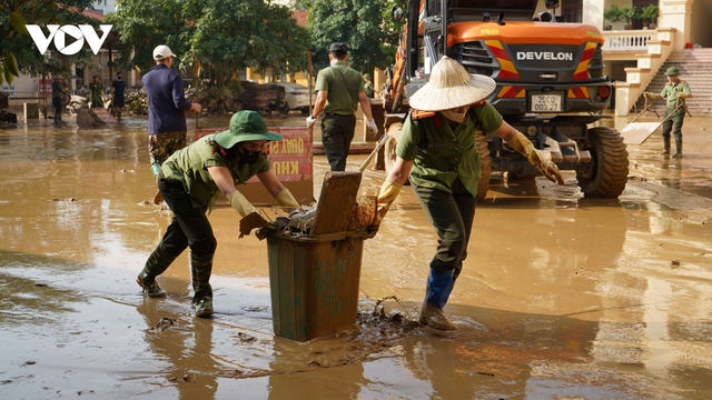 Công an Thái Nguyên cùng người dân làm sạch “biển bùn” sau bão