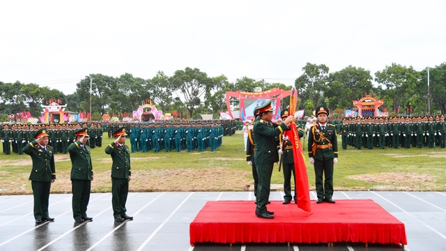 Sư đoàn 2 - Quân khu 5 đón nhận Huân chương Bảo vệ Tổ quốc hạng Nhất