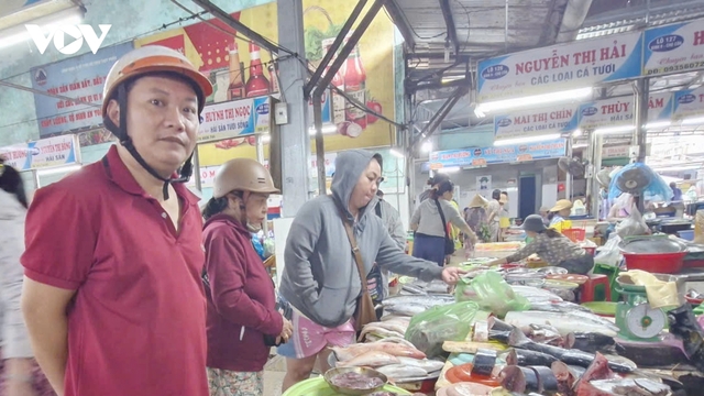 Người dân Đà Nẵng dự trữ lương thực, thực phẩm phòng mưa bão số 12