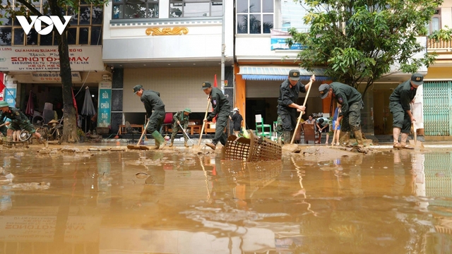 Bộ Chính trị chỉ đạo tập trung lực lượng khắc phục hậu quả do bão số 10 gây ra