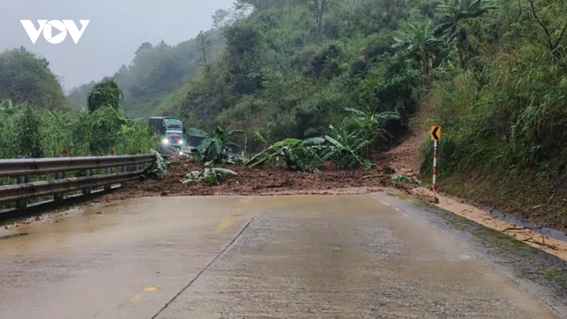 Mưa lớn gây sạt lở đất, ách tắc giao thông đường Hồ Chí Minh địa phận Quảng Ngãi