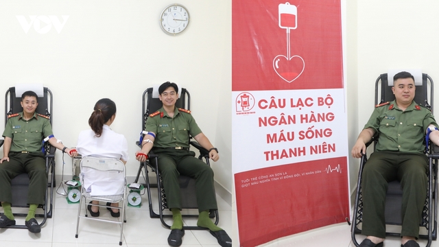 3 chiến sĩ công an hiến máu cứu cụ ông qua cơn nguy kịch