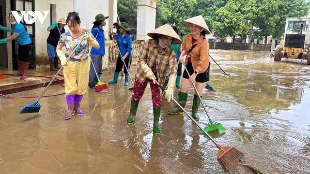 Trường giúp trường dọn dẹp sau lũ ở Lào Cai