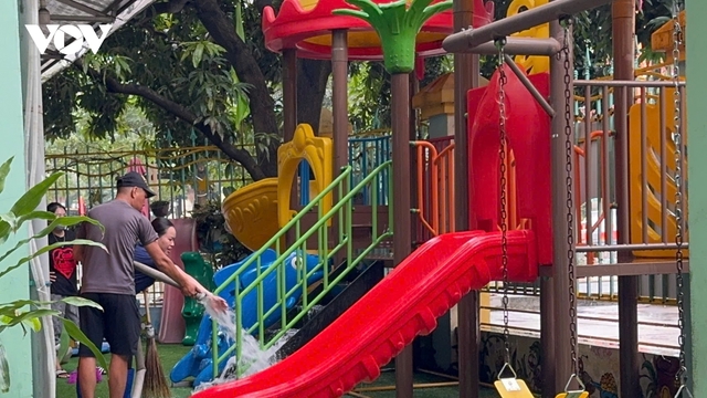 Giáo viên dọn dẹp xuyên đêm sau trận mưa ngập kéo dài ở Hà Nội