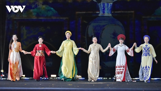Phu nhân các đại sứ duyên dáng trình diễn áo dài tại Hoàng Thành Thăng Long