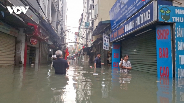 Nhiều hộ dân Phú Đô (Hà Nội) bị cô lập, chờ cứu trợ giữa biển nước dù hết mưa