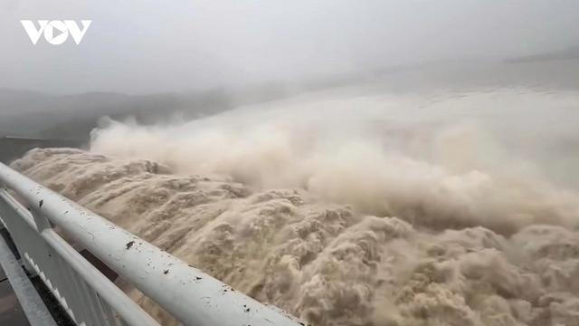 Mưa lũ vượt mốc lịch sử, vùng Đông Đắk Lắk khẩn nguy khi các hồ xả lũ