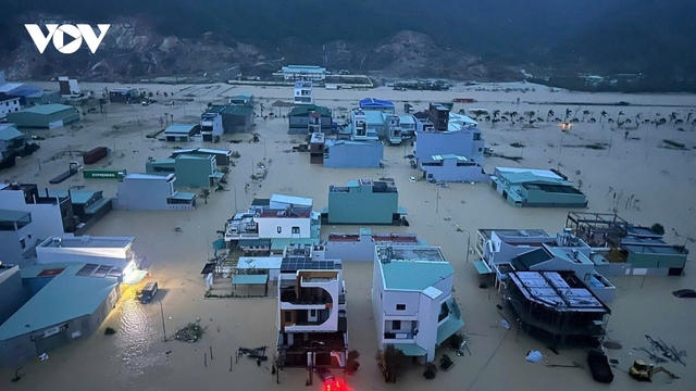 Nước lũ dâng nhanh khiến Quy Nhơn và vùng lân cận bị ngập sâu