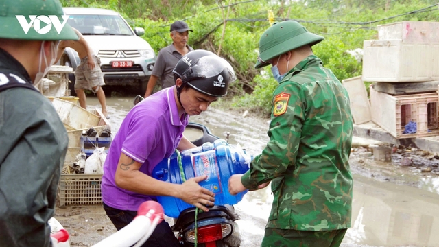 Bộ đội đưa nước sạch tới hơn 100 hộ dân vùng lũ Đồng Rọ ở Khánh Hòa