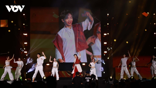 Hàng nghìn khán giả trẻ đội mưa hòa nhịp âm nhạc tại Mega Booming Huế