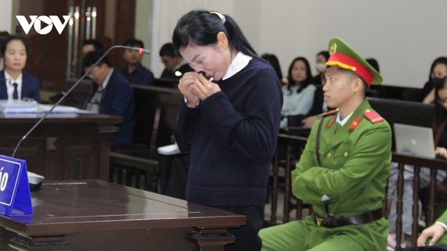 Bị cáo Hoàng Thị Thúy Lan bật khóc tại phiên tòa phúc thẩm vụ án Phúc Sơn