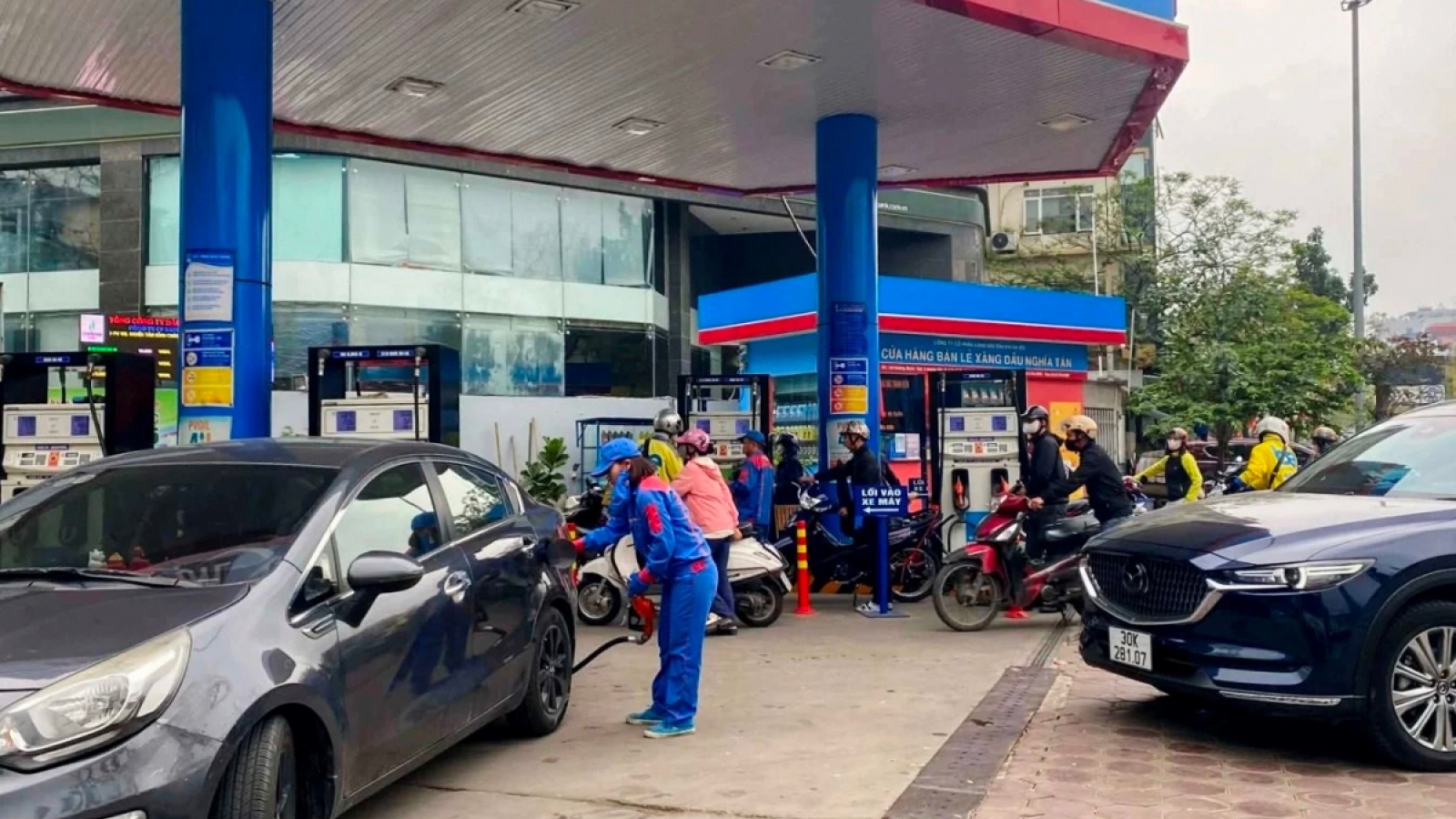 Người dân tìm cách thích ứng khi giá xăng, dầu, gas đồng loạt tăng mạnh