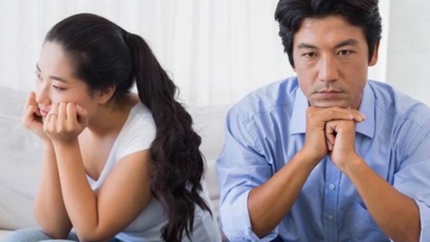 Nỗi khổ chuyện "yêu" của các cặp vợ trẻ, chồng già