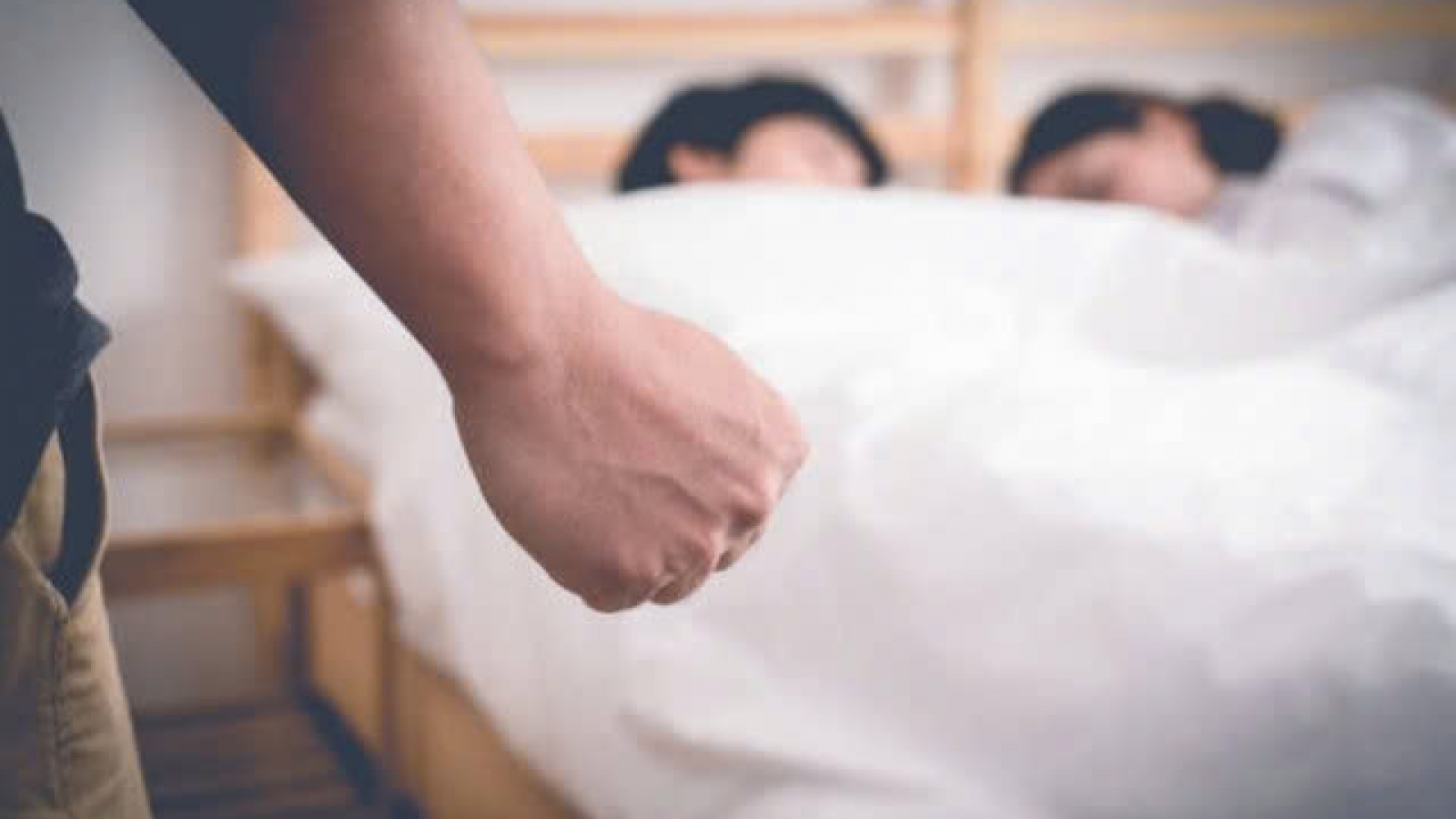 Vợ ngoại tình, tôi bị khiếm thị nhưng khi đề nghị ly hôn, con gái xin tôi bỏ qua