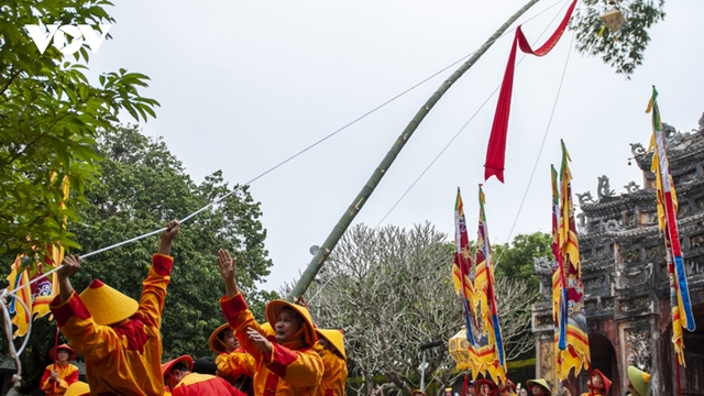 Dựng nêu đón Tết trong khu di tích Cố đô Huế