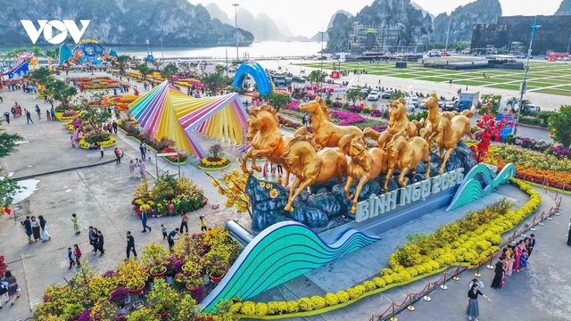 Check-in “Bát mã” khổng lồ giữa đại lộ hoa bên vịnh Hạ Long