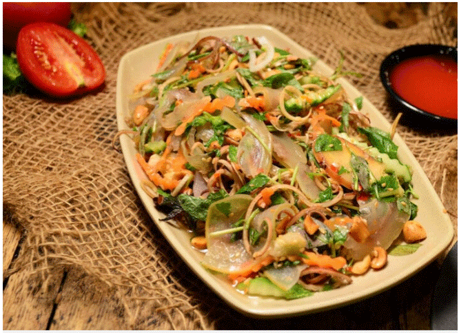 Nộm da bò là món được nhiều người ưa chuộng. Tuy nhiên, da chính là một trong những bộ phận của bò không nên ăn. (Ảnh: Mia.vn)