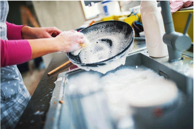 Nên ngâm bát đĩa hay rửa luôn? Câu trả lời là rửa ngay và luôn. (Ảnh: The Washington Post)