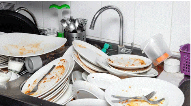 Việc cho bát đĩa vào chậu không theo thứ tự, không phân loại sẽ khiến bạn vất vả hơn. (Ảnh: Health Digest)