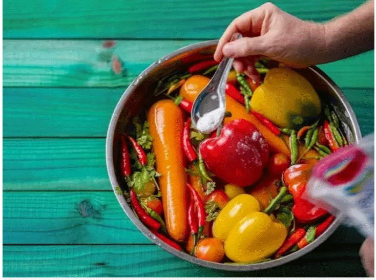 Tại sao nên ngâm rau củ qua nước muối? Muối có giúp tiêu diệt ký sinh trùng? (Ảnh: Timesofindia)