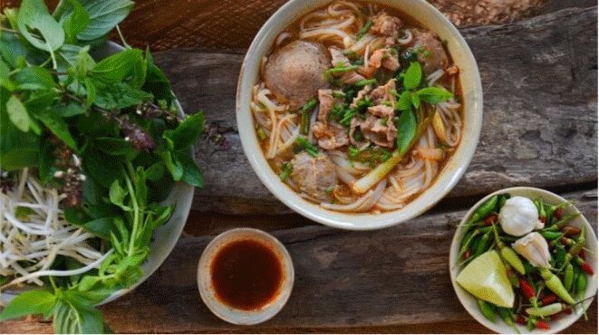 Các chuyên gia khuyên không nên ăn bún khi bị ốm. Tại sao ốm không nên ăn bún? (Ảnh: BBC)