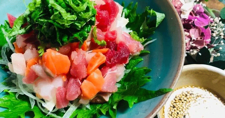 Lá tía tô có tác dụng diệt khuẩn, ngăn ngừa ngộ độc thực phẩm và làm dịu mùi cá sống trong món sashimi nổi tiếng của Nhật Bản